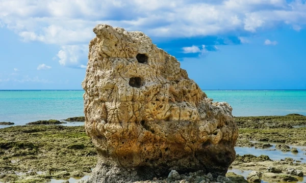 瀬長島の子宝岩