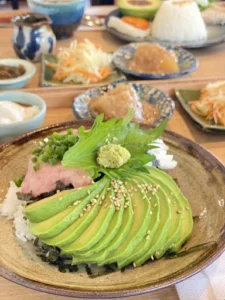 アボカフェ沖縄店のアボカドねぎとろ丼