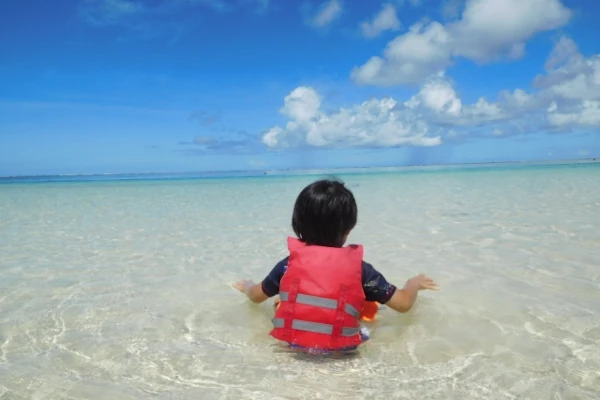 海で遊ぶ子ども