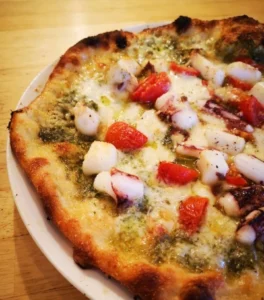 Cafe 島むん+の自家製ピザ