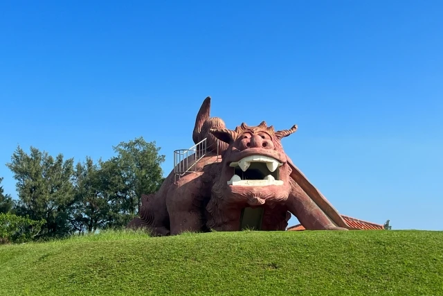 カママ嶺公園のシーサー滑り台