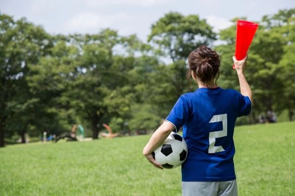 サッカーサポーターの女性