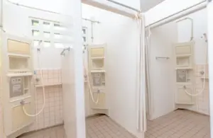 津堅島シークルーズの屋内シャワー